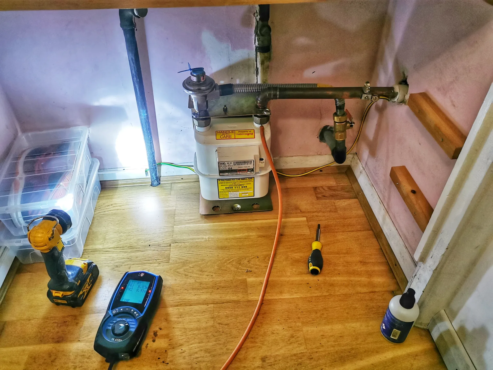 Carrying out a gas tightness test at the meter
